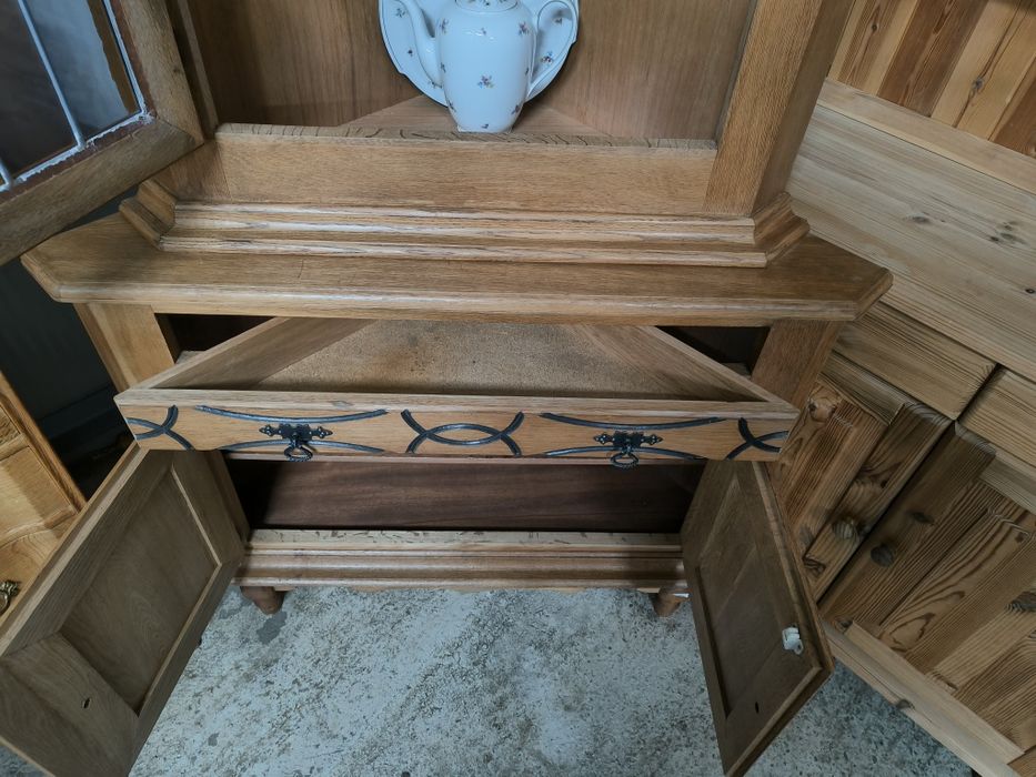 Уникален дъбов ъглов шкаф с оловен витраж