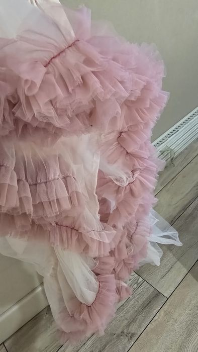 Красивое платье со шлейфом