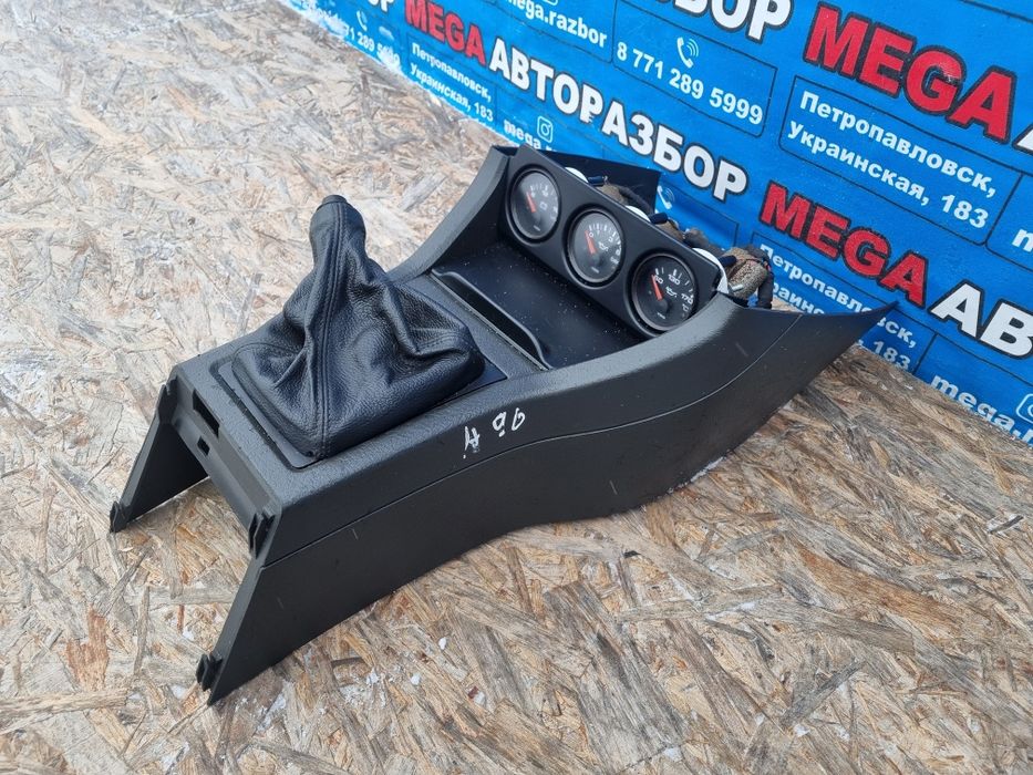 Дополнительный щиток приборов Audi 80.