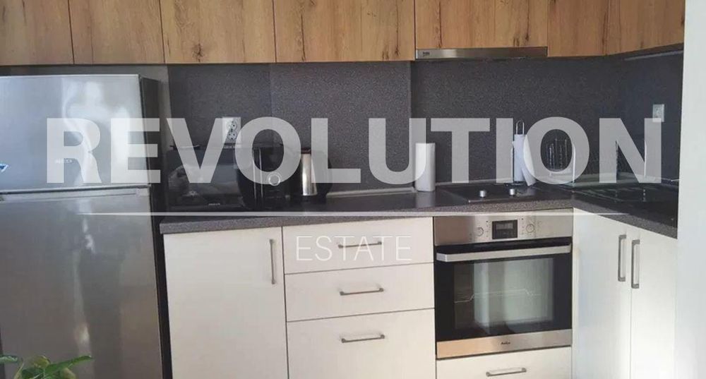 Дава се под наем Тристаен апартамент в Варна, Център - 86 кв.м за 797.64 € - Снимка #2