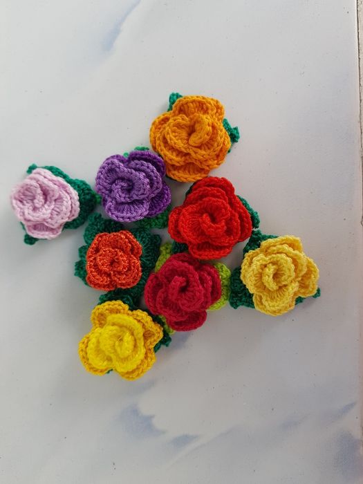 Broșe - mini trandafiri croșetați