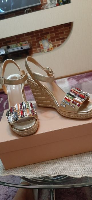 Женские босоножки