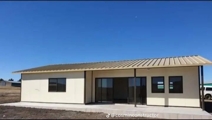 Vând case modulare pe structură metalică învelit cu panouri sandwich