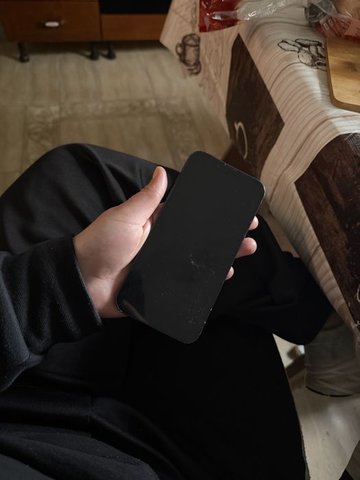 Vand iphone 13-perfect functional.Se vinde iphone 13 in stare buna de functionare.Display spart,dar telefonul functioneaza impecabil (touch-ul rasp)