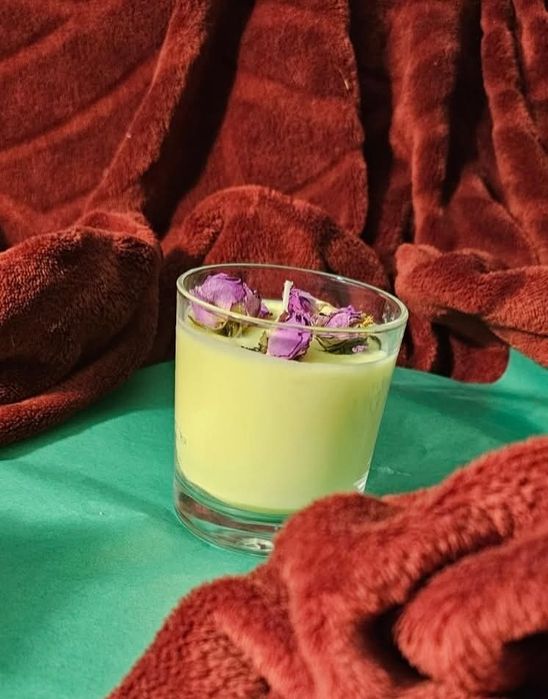 Соеви свещи в чаша