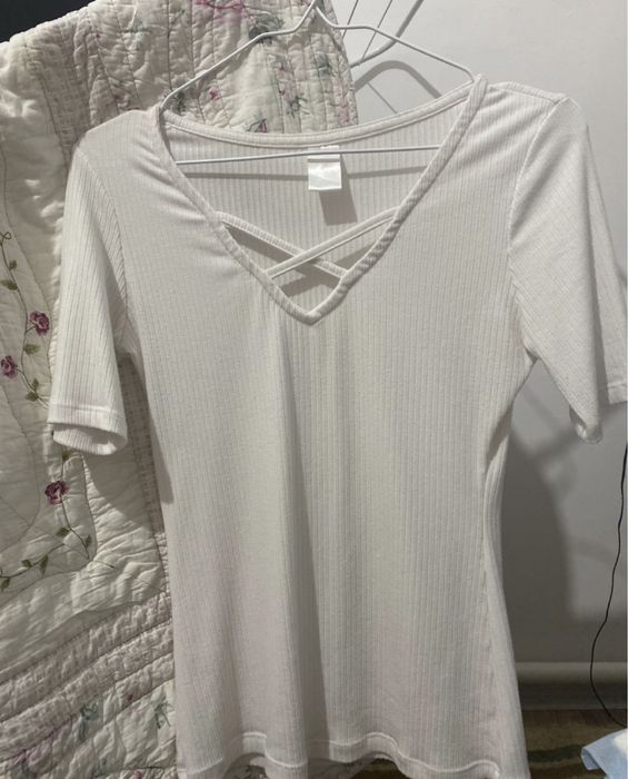 футболка с вырезом