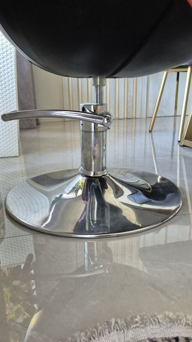 Кресла парикмахерские 2 шт Б/У