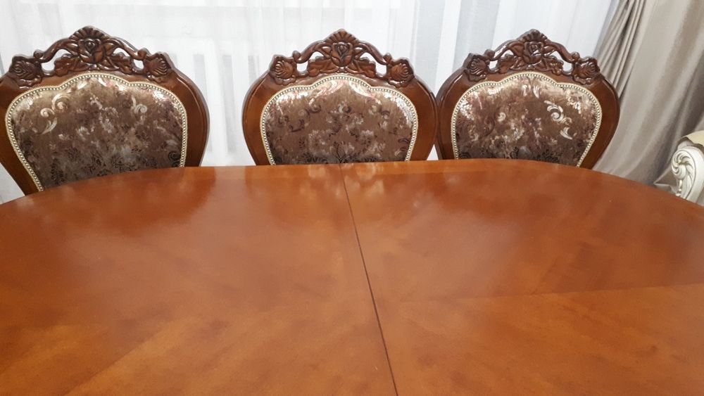 Продам стол в гостинной!