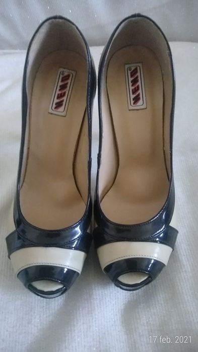 Pantofi din lac negru cu bej