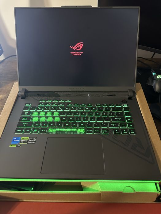 Asus ROG Strix G16 I5-13450HX 16GB 512GB SSD RTX4050 cu garantie 2 ani