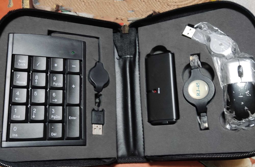 Чисто нови аксесоари за лаптоп и канцеларски за пътуване в калъф.