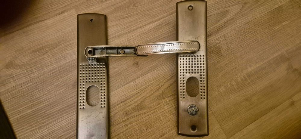 Продавам брава патрон и дръжки за врата