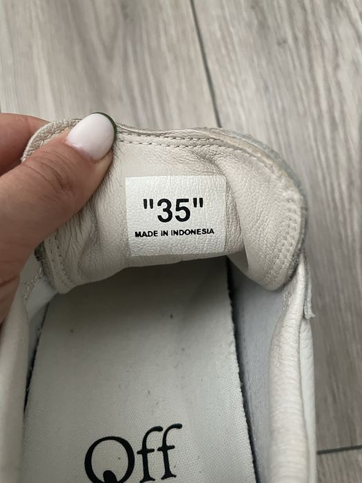 Off White Femei din piele