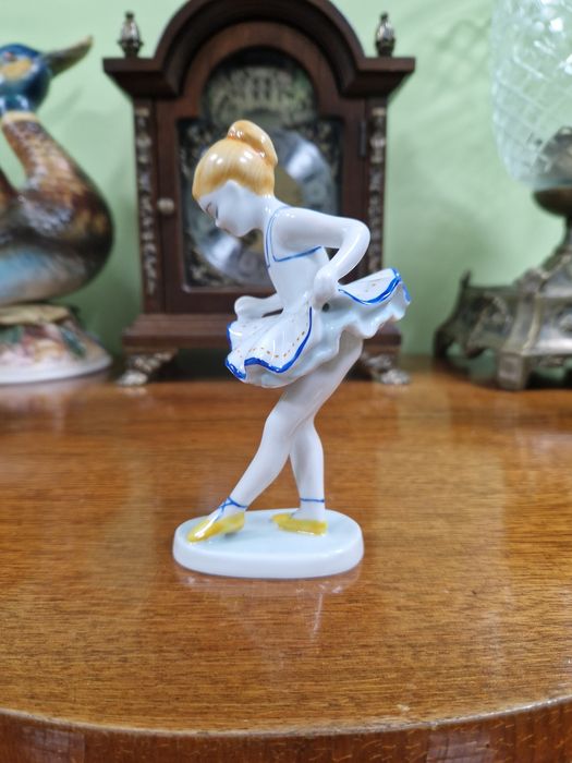 Превъзходна рядка антикварна унгарска порцеланова фигура Hollohaza
