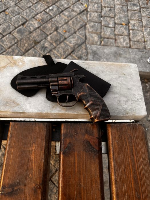 pistolet revolver metalichskiy