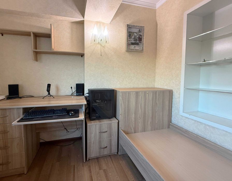 Кровать односпальная, стол письменный, тумбочка, полки для детской