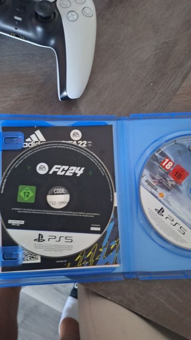 Vând ps5 cu 2 manete