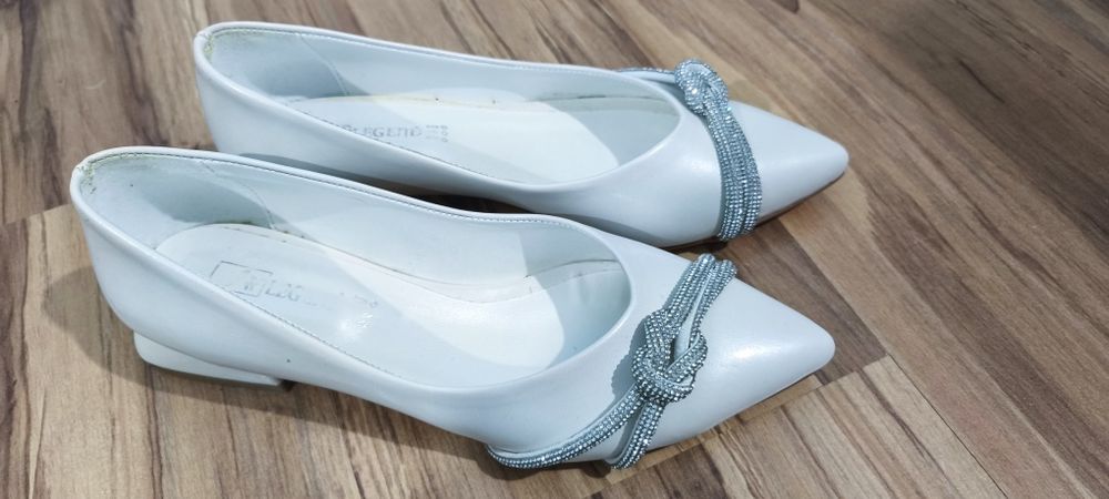 Бели дамски обувки