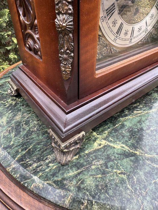 Ceas din lemn cu ornamente bronz, mecanism cu melodii