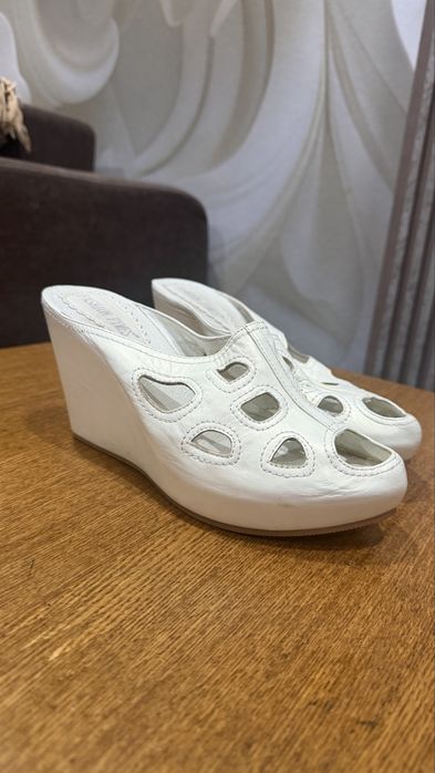 Белые босоножки