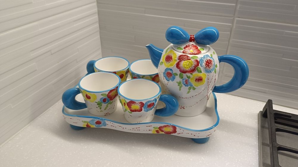Сервизный набор (чайник+чашки)