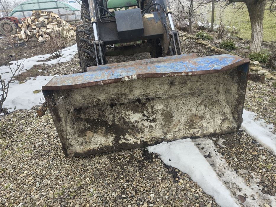 Încărcător frontal John Deere nu 2040 S
