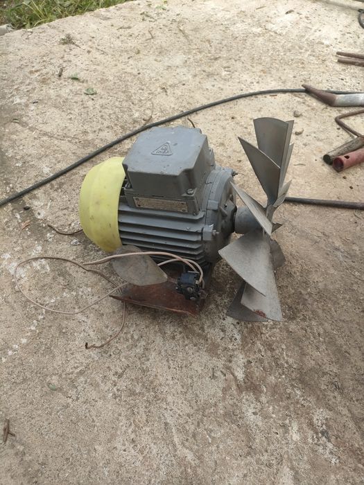 Vând motor electric.
