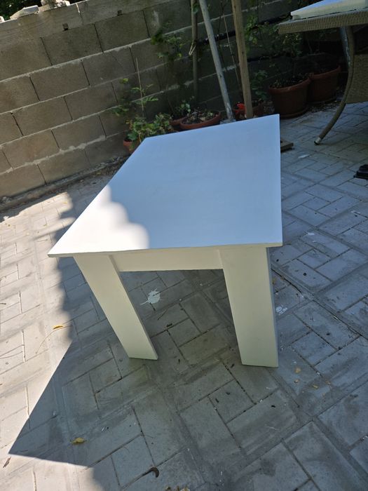 Ръчно изработена маса от дърво с декоративна мазилка