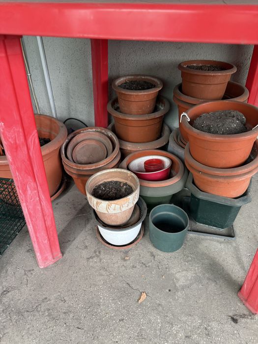 Vand ghivece si jardiniere cu pamant de flori