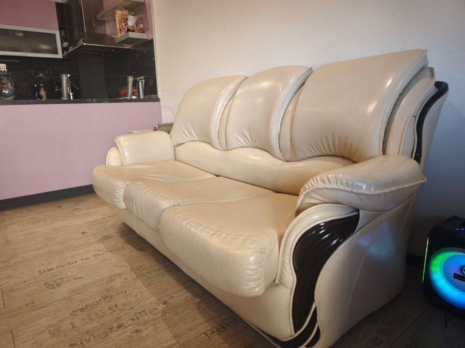 Кожен диван. Естествена кожа, разтегателен, запазен, бежов цвят.
