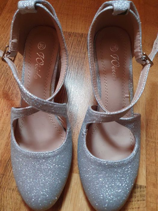 Pantofi pentru ocazie argintii . nr 36 .