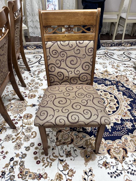 Гостиный стол со стульями