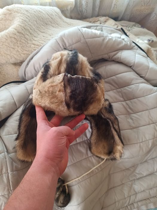 Продавам шапки много добре изработени.