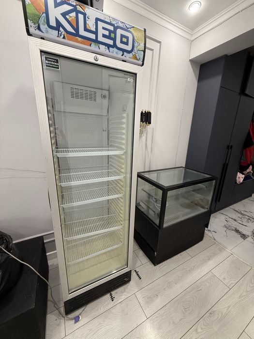 Витринный холодильник 2шт