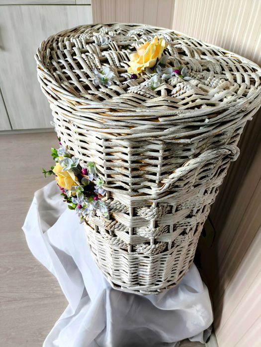 Кошница с капак от естествен материал