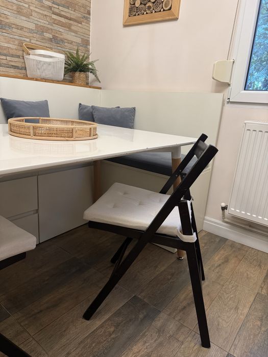 Colțar, masă și 4 scaune pliabile