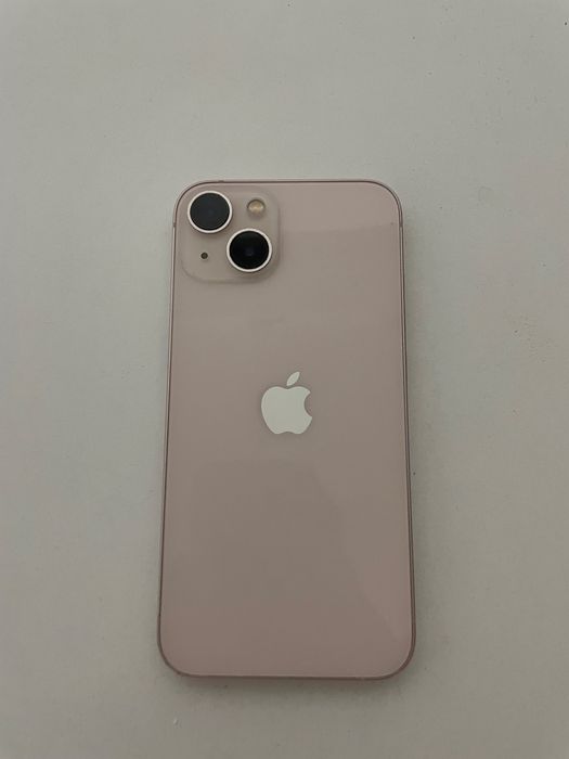 iPhone 13 roz în stare foarte bună