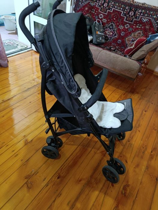 Коляска черного цвета