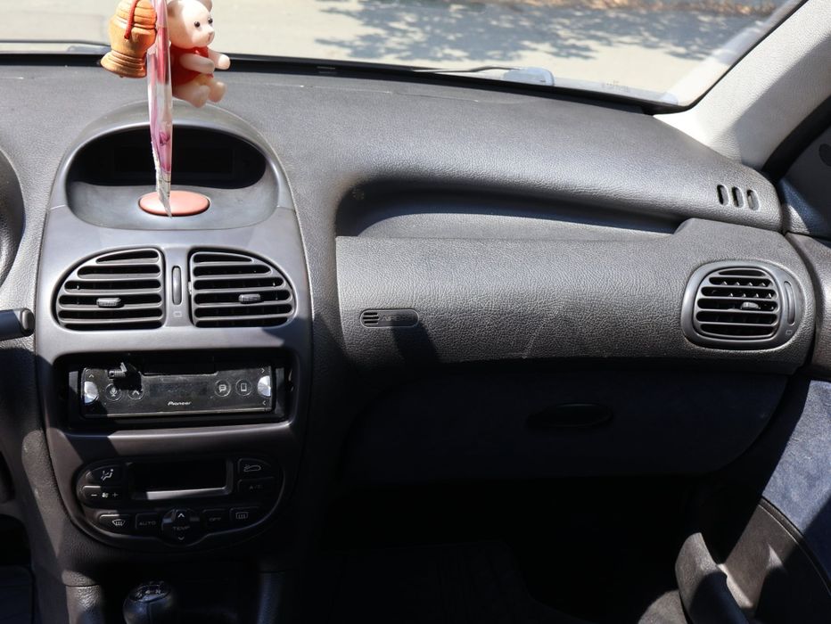 Продавам Пежо 206