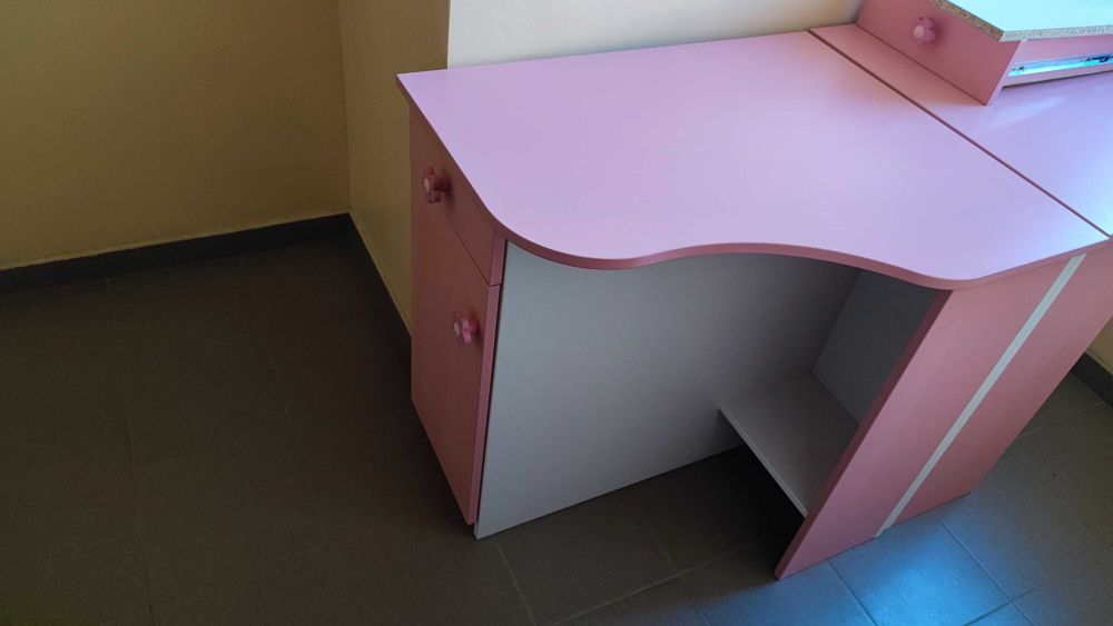 Бюро 50 лева или две огледални бюра за 100 лева