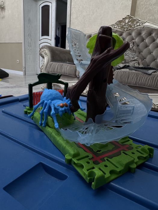 Трасса “Hot Wheels” с пауком