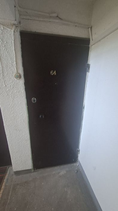 Продам металическую дверь 2 замка .