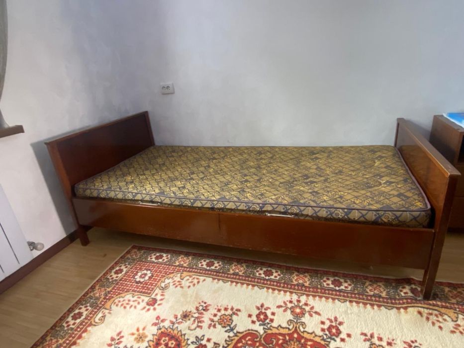 Кровать с матрасом  по две штук