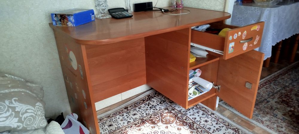 Письменный стол для школьников.