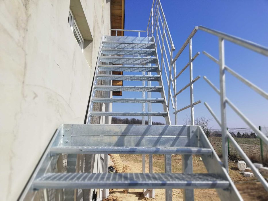 Метална стълба за втори етаж на къща