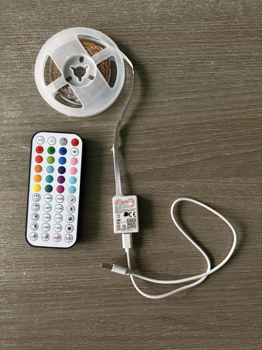 Bandă LED RGB 5 metri – telecomandă și aplicație