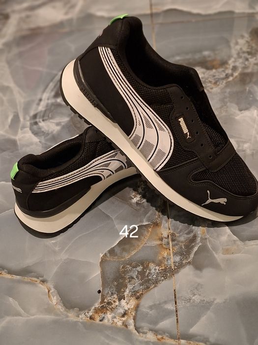 Adidași de vânzare, lichidare de stoc