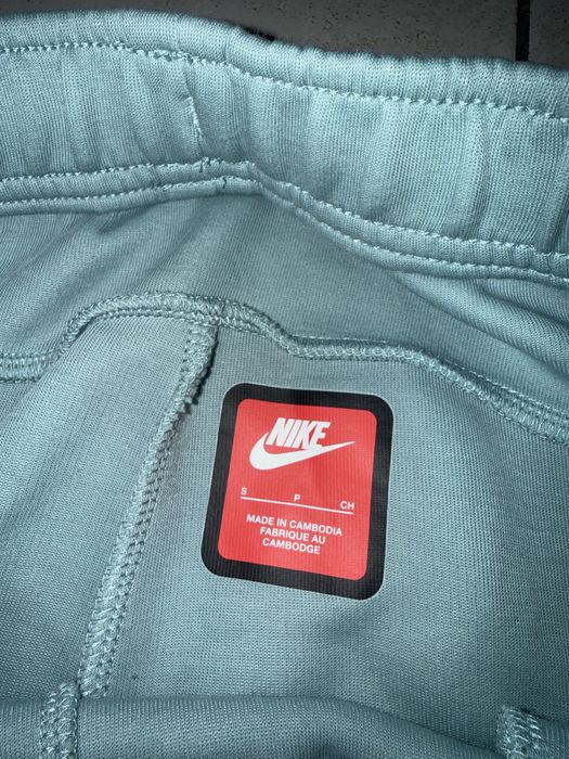 Оригинално долнище на tech fleece чисто ново е и го продавам защото не ми става