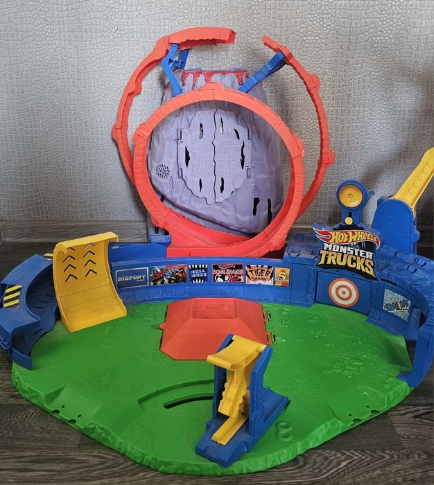 Продам детский трек Hot Wheels