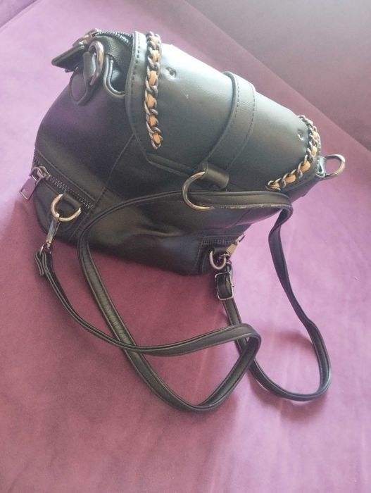 Малка черна кожена раница